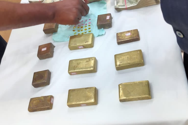 fake gold seized  fake gold seized shamshabad  shamshabad gold seized news  വ്യാജ സ്വർണ ബിസ്‌ക്കറ്റ് പിടികൂടി  സ്വർണ ബിസ്‌ക്കറ്റ് പിടികൂടി  ഷംഷാബാദിൽ സ്വർണം പിടികൂടി  പത്ത് ഗ്രാമിന് 40,000 രൂപ വാഗ്‌ദാനം