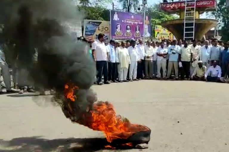 Jarakiholi fans protest