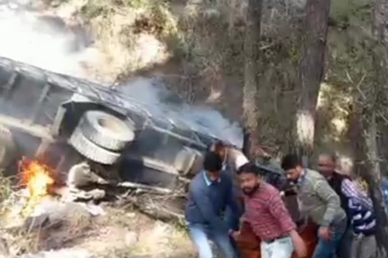 Truck fell from the ditch in Nahan, नाहन में खाई में गिरा ट्रक