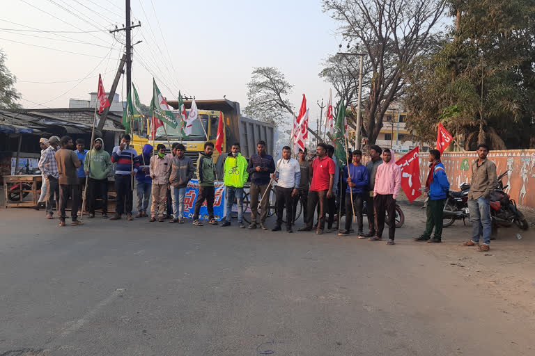 protest against Vizag steel plant privatisation  APSRTC bus on bandh  YSR Congress  all party bandh in Andhra Pradesh  ആന്ധ്രാപ്രദേശ് വാര്‍ത്ത  സ്വകാര്യവത്കരണം  ആന്ധ്രപ്രദേശില്‍ ബന്ദ്  വൈഎസ്ആര്‍സിപി