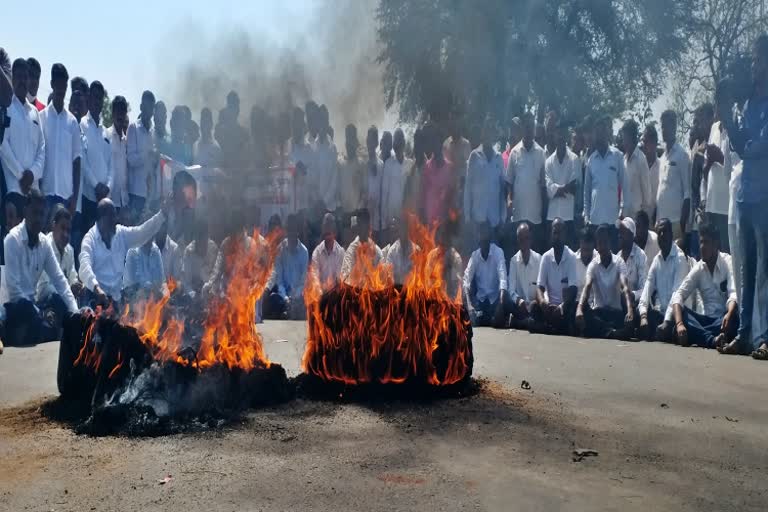 ಗೋಕಾಕ್​​ನಲ್ಲಿ ಟೈಯರ್​​​ಗೆ ಬೆಂಕಿ ಹಚ್ಚಿ ಪ್ರತಿಭಟನೆ