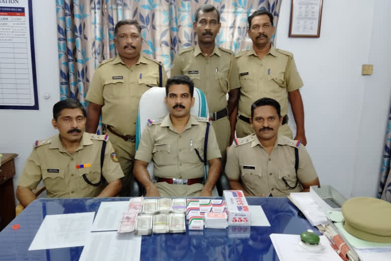 Police have arrested a large number of rummy players from a tourist home in the heart of Iratupetta  Police  arrested a large number of rummy players from a tourist home in the heart of Iratupetta  rummy players  tourist home  Iratupetta  ഹോട്ടൽ കേന്ദ്രികരിച്ചുള്ള ചീട്ടുകളി സംഘം പിടിയിൽ; മൂന്ന് ലക്ഷ​ത്തോളം രൂപ പിടിച്ചെടുത്തു  ഹോട്ടൽ കേന്ദ്രികരിച്ചുള്ള ചീട്ടുകളി സംഘം പിടിയിൽ  മൂന്ന് ലക്ഷ​ത്തോളം രൂപ പിടിച്ചെടുത്തു