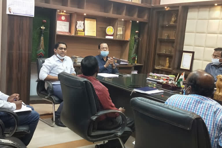 Collector holds review meeting for Gowdhan Nyay Yojana in jashpur