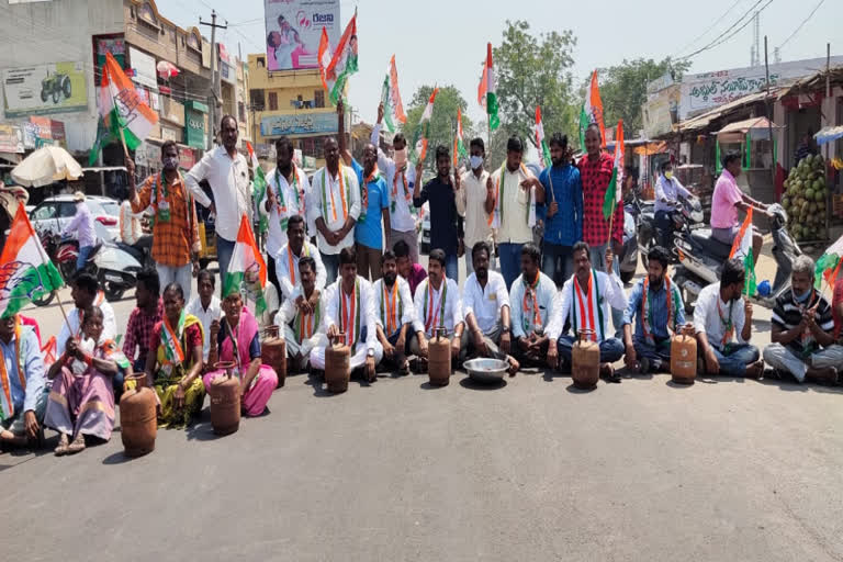 A protest was held under the auspices of TPCC in Chopdandi in Karimnagar district on petrol and diesel and gas prices