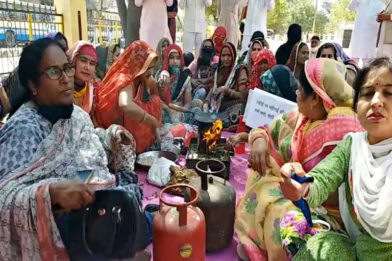 राजस्थान महिला कांग्रेस अध्यक्ष  रेहाना रियाज  महिलाओं का प्रदर्शन  महंगाई के विरोध में प्रदर्शन  चूल्हे पर बनाया खाना  Demonstration against inflation  Shaking performance  Rajasthan Women Congress President Rehana Riaz  Dearness  central government