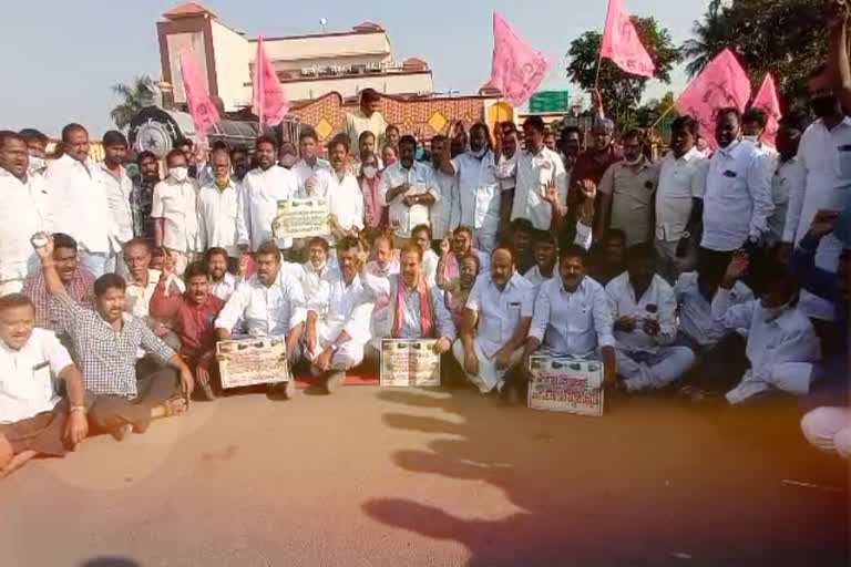 Trs leaders burn a central government effigy in front of the Kazipet railway station