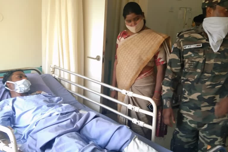 Mayor Asha Lakdda met with injured soldiers in medica hospital in ranchi