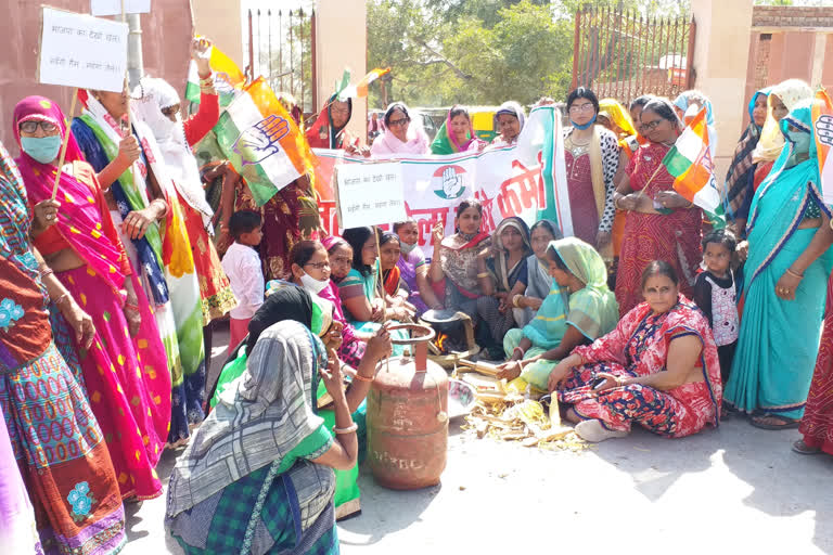 Congress workers staged sit-in protest, महिला कांग्रेस कार्यकर्ताओं का धरना-प्रदर्शन