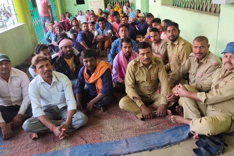 cleaning workers surrounded the office to demand pension payment in giridih