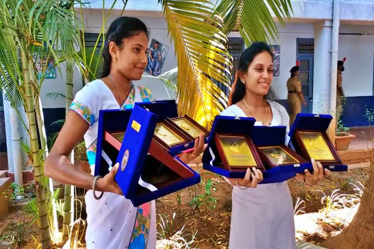 tumkuru-girls-get-gold-medal-in-convocation-ceramony