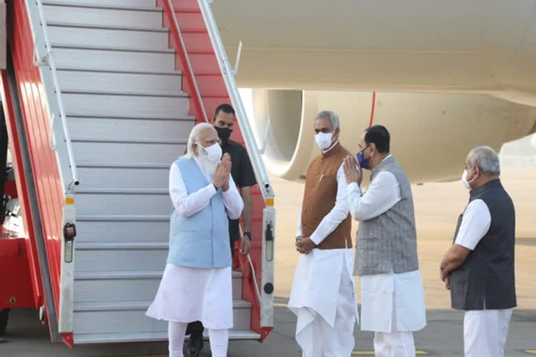 PM Modi reaches Kevadia military commanders conference vicinity of the Statue of Unity நரேந்திர மோடி குஜராத் இந்திய ராணுவத்தின் ஒருங்கிணைந்த கமாண்டர்கள் மாநாடு