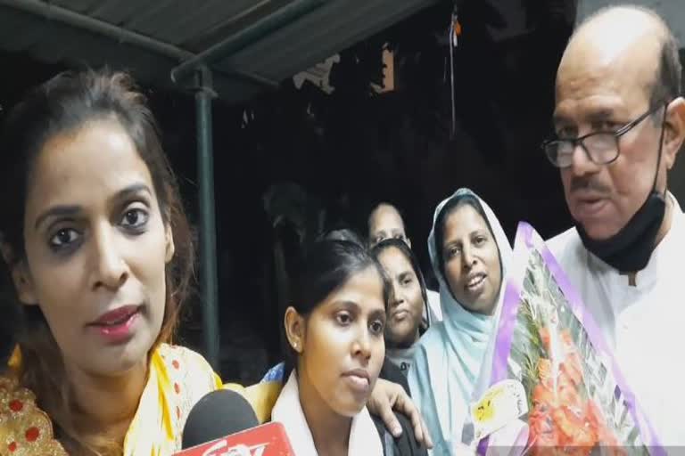 group of women announce support to senior tmc leader javed ahmed khan