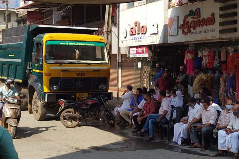 kozhikode  kozhikode district news  കൺസ്ട്രക്ഷൻ വാഹനം തടഞ്ഞ് പ്രതിഷേധം  കോഴിക്കോട്  റോഡ് നിർമ്മാണം പൂർത്തിയായില്ല  വ്യാപാരികളുടെ പ്രതിഷേധം  merchants protest  blocking construction vehicle  കോഴിക്കോട് ജില്ലാ വാർത്തകൾ