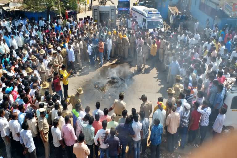 ರಮೇಶ್​​ ಜಾರಕಿಹೊಳಿ ಸಿಡಿ‌ ಪ್ರಕರಣವನ್ನು ಸಿಬಿಐ ತನಿಖೆಗೆ ವಹಿಸುವಂತೆ ಆಗ್ರಹಿಸಿ ಬೃಹತ್ ಪ್ರತಿಭಟನೆ