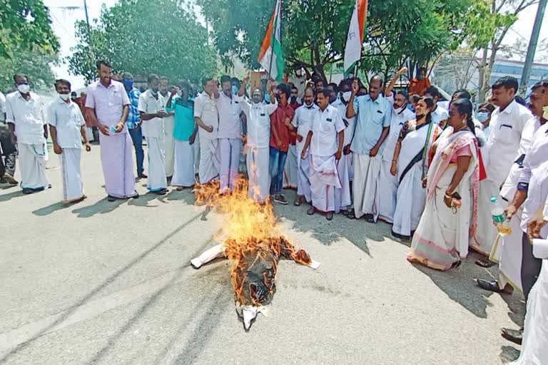 കൊല്ലം  കൊല്ലം ജില്ലാ വാര്‍ത്തകള്‍  congress set chief ministers effigy on fire  kollam  kollam district news  മുഖ്യമന്ത്രിയുടെ കോലം കത്തിച്ചു  കോണ്‍ഗ്രസ്  കോണ്‍ഗ്രസ് വാര്‍ത്തകള്‍  pinarayi vijayan  pinarayi vijayan latest news  dollor smuggling case  ഡോളർ കടത്ത് കേസ്  പിണറായി വിജയന്‍