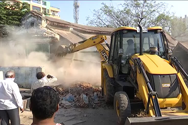 municipal-staff-demolish-the-old-buildings-in-nizamabad-and-bjp-activists-arrested-due-to-for-obstruction