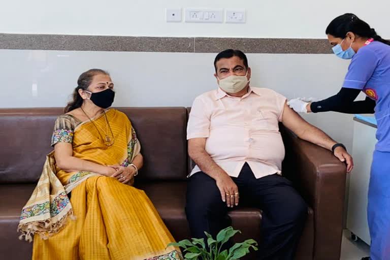 Nitin Gadkari receives first dose of COVID-19 vaccine in Nagpur  കൊവിഡ്-19 വാക്‌സിൻ ആദ്യ ഡോസ് സ്വീകരിച്ച് നിതിൻ ഗഡ്‌കരി  നാഗ്‌പൂർ  nagpur  കൊവിഡ്-19  covid-19  covid-19 vaccine  കൊവിഡ്-19 വാക്‌സിൻ  എയിംസ്  aims  അഖിലേന്ത്യാ ഇൻസ്‌റ്റിറ്റ്യൂട്ട് ഓഫ് മെഡിക്കൽ സയൻസി  All India Institute Of Medical Science  maharashtra  മഹാരാഷ്‌ട്ര