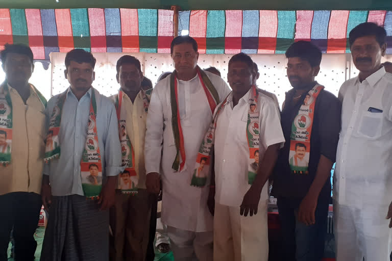 congress-senior-leader-jana-reddy-visited-bakkamanthupadu-village-in-nalgonda-district