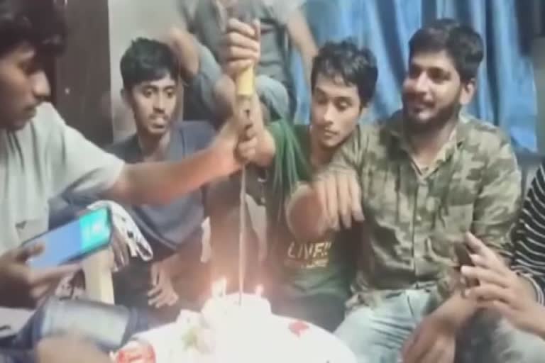 youngster cuts cake with sword  video goes viral  വാളുകൊണ്ട് കേക്ക് മുറിച്ച് ആഘോഷം  പിറന്നാൾ ആഘോഷം  birthday celebration