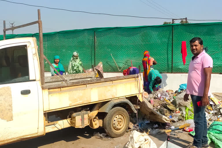 Councilor himself took out a carriage to pick up the garbage