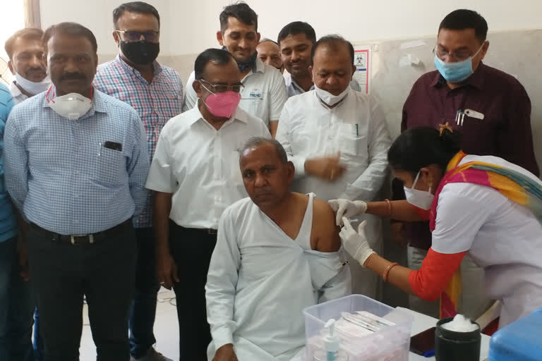 विधायक मेवाराम जैन ने लगवाया कोरोना टीका, MLA Mewaram Jain take Corona vaccine