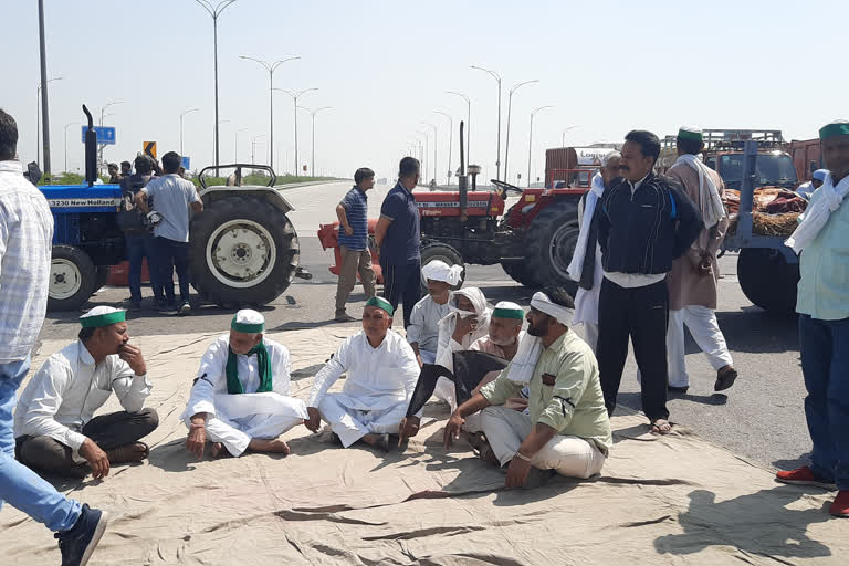 eastern peripheral expressway ghaziabad  farmers protest in delhi  farmers protest on delhi borders  eastern peripheral expressway bloked  100th day of farmers protest  ईस्टर्न पेरीफेरल एक्सप्रेसवे पर किसान आंदोलन  संयुक्त किसान मोर्चा दिल्ली  किसान आंदोलन का 100वां दिन