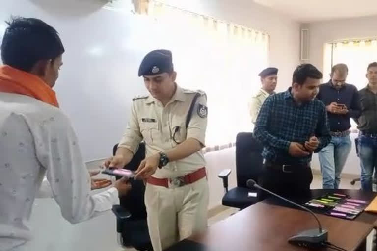 mobile worth 5 lakh recovered by cyber police