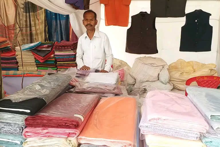 People not reaching for shopping in Chhattisgarh Khadi exhibition in raipur