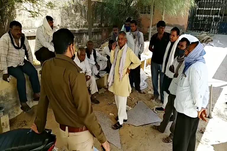 युवक का शव हत्या की आशंका  खेत में मिला शव  dead body of a young man  hanging from a tree in the field  Dead body found in the field  Fear of murder  Dead body