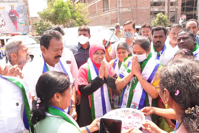 మున్సిపల్ ఎన్నికల్లో వైకాపా అభ్యర్థులను గెలిపించాలి: సుచరిత