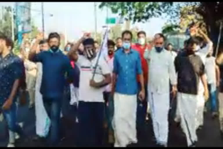 DYFI staged a protest in Kollam against the central government's move to defame the state government by using central agencies,  DYFI,  DYFI staged a protest in Kollam,  central government's move to defame the state government by using central agencies,  central government,  central agencies , സര്‍ക്കാറിനെതിരായ കേന്ദ്ര ഏജന്‍സികളുടെ അന്വേഷണം; പ്രതിഷേധിച്ച് ഡിവൈഎഫ്ഐ,  സര്‍ക്കാറിനെതിരായ കേന്ദ്ര ഏജന്‍സികളുടെ അന്വേഷണം,  പ്രതിഷേധിച്ച് ഡിവൈഎഫ്ഐ , കേന്ദ്ര ഏജന്‍സി,  ഡിവൈഎഫ്ഐ,