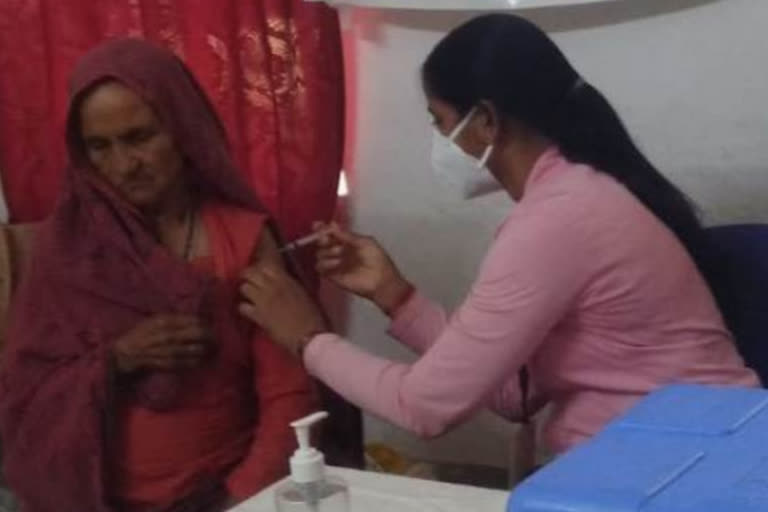 बाड़मेर में 108 वर्षीय ने लगवाया टीका, 108-year-old gets vaccinated in Barmer