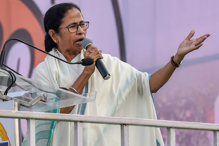 Mamata sustained injuries on ankle, shoulder, left leg Mamata Banerjee latest news Mamata Banerjee Nandigram attack கடுமையாக காயமுற்ற மம்தா பானர்ஜி மம்தா பானர்ஜி மருத்துவ அறிக்கை Mamata Mamata sustained injuries