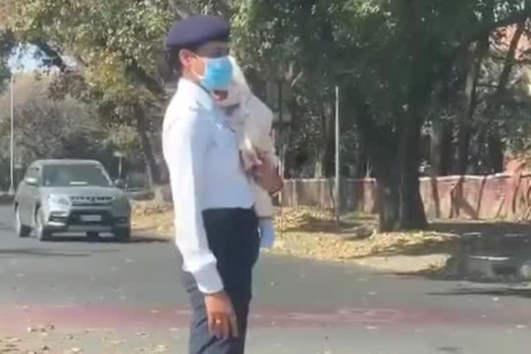 chandigarh police viral video  chandigarh woman constable viral video  chandigarh viral video  Chandigarh cop takes baby to work  Chandigarh cop video goes viral  Woman constable at work carrying baby  woman constable on duty with child  viral video  ജോലിക്കിടെ കൈക്കുഞ്ഞുമായി വനിതാ കോൺസ്‌റ്റബിൾ  കൈക്കുഞ്ഞ് വനിതാ കോൺസ്‌റ്റബിൾ  വൈറൽ വീഡിയോ  പൊലീസ് വീഡിയോ