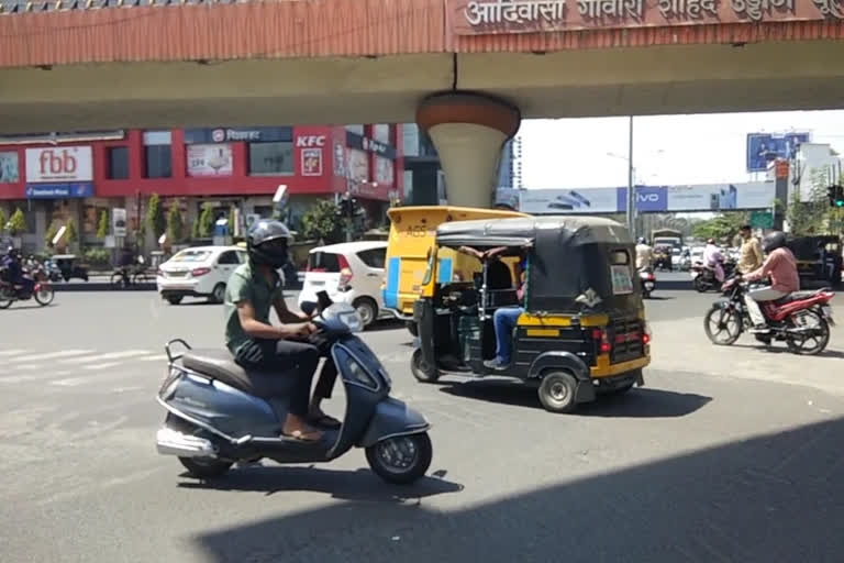 नागरिकांची रस्त्यांवर गर्दी