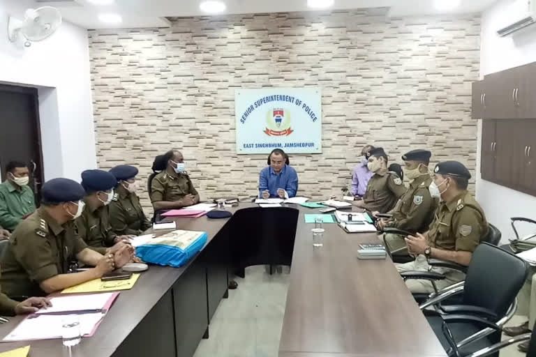 ने पुलिस अधिकारियों की ली बैठक