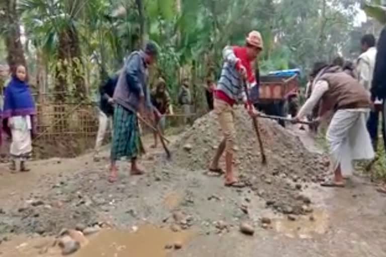 কাকপথাৰৰ জৰাজীৰ্ণ পথত শ্ৰমদান কৰিলে স্থানীয় ৰাইজে