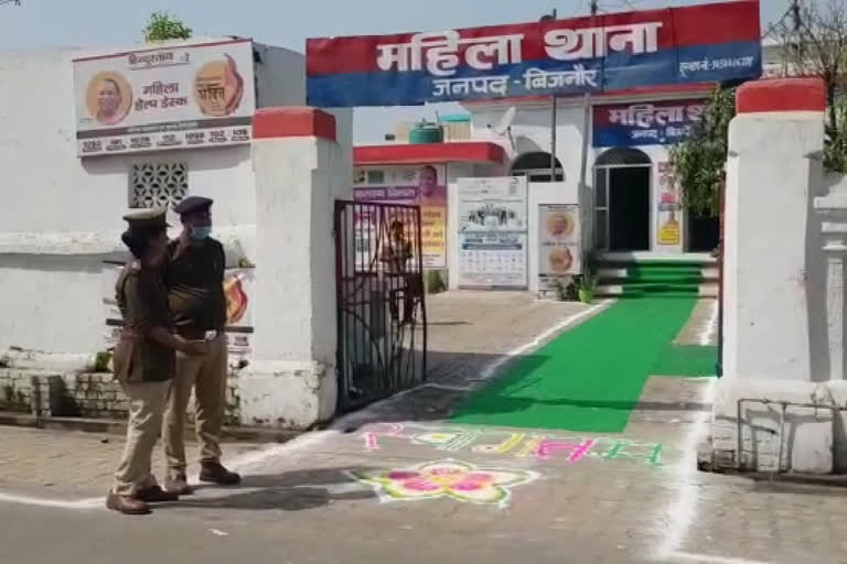 महिला पुलिसकर्मियों को दिए निर्देश