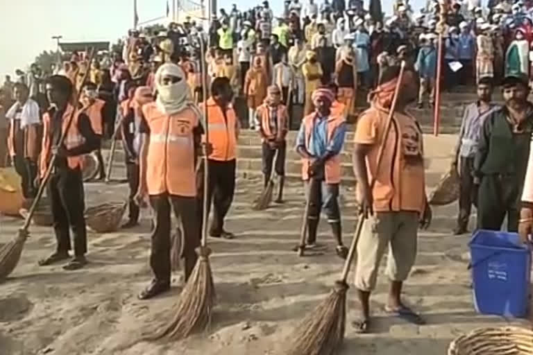 वाराणसी में हजारों लोगों ने मां गंगा को स्वच्छ करने के संकल्प के साथ श्रमदान किया