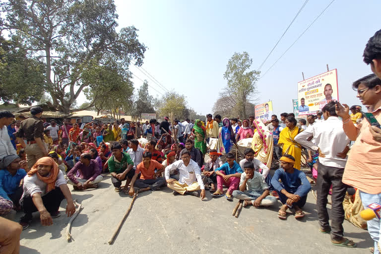 सिधौली-मिश्रीख मार्ग पर जाम लगाते नंदगांव के ग्रामीण.