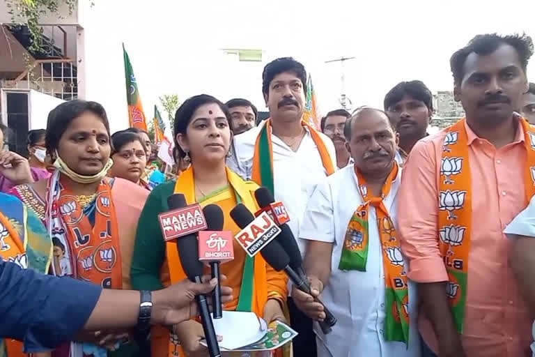 bjp leader yamini sadineni took part in elections campaign at vinukonda in guntur