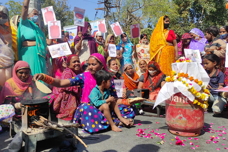 Women protest against domestic gas cylinders, घरेलू गैस सिलेंडर को लेकर प्रदर्शन