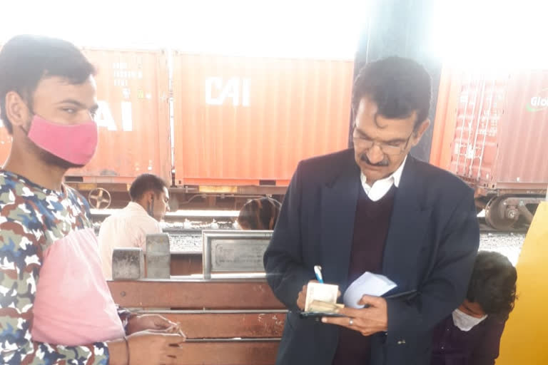 commuters-created-a-ruckus-on-checking-the-ticket-on-palwal-railway-station