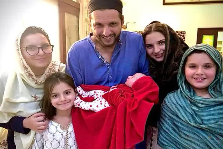 Shahid Afridi with his daughters