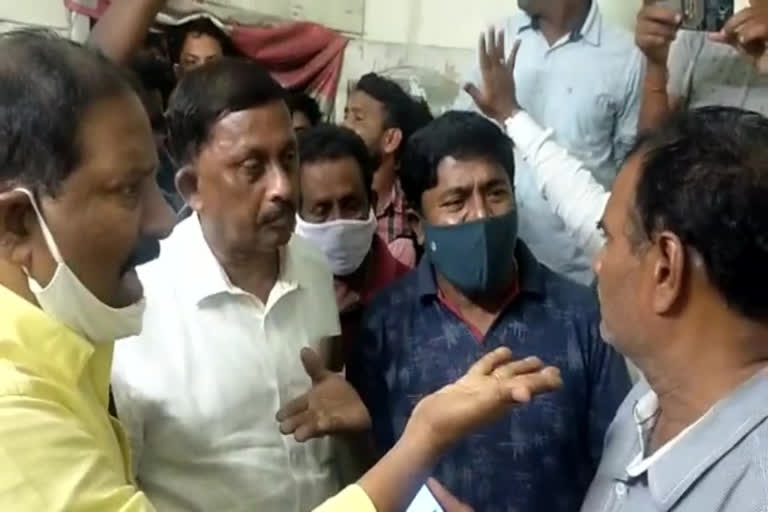 tdp ex mla gandi babji protest at sabhavaram