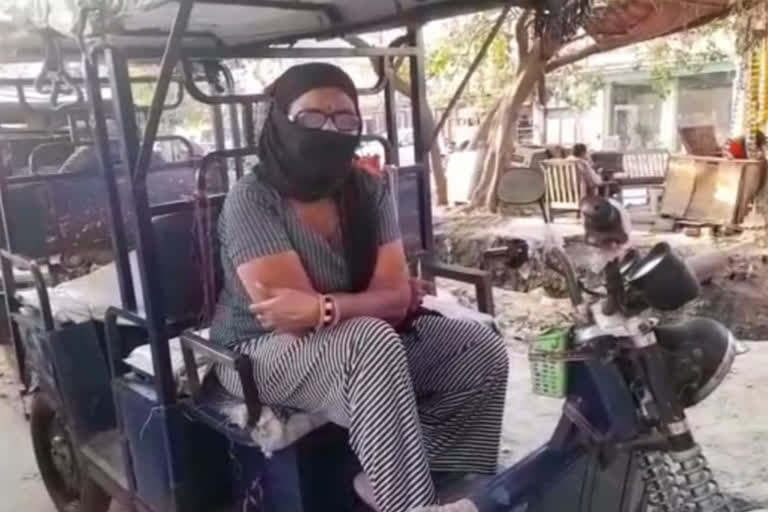 Kamlesh of Ghaziabad is driving an e-rickshaw