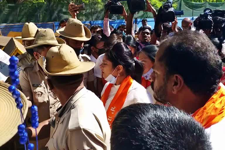 Panchamasali women protest at in front of CM house