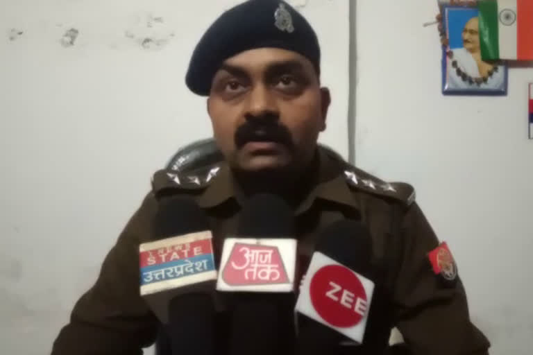 मामले की जानकारी देते पुलिस अधिकारी