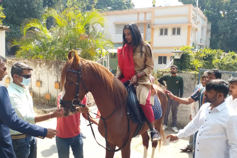 MLA Amba Prasad reached assembly riding on horse In ranchi