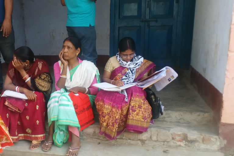 women struggling hard for survival in jamtara